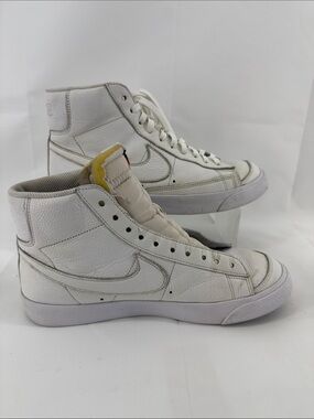 VINTAGE Nike White High-Top Leather Sneakers (WMNS) Blazer Mid 777